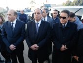 صور.. نقيب الصحفيين وكرم جبر يصلان مطار القاهرة لاستقبال جثمان إبراهيم نافع