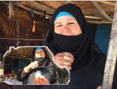فيديو وصور.. "ست بـ100 راجل".. قصة كفاح سيناوية من أجل لقمة العيش.. "أم محمد" أنشط بائعة عجوة وزيت زيتون وزعتر ومخلل.. تفترش "كشكا" على طريق العريش القنطرة الدولى.. وتحلم بـ"سيناء آمنة"