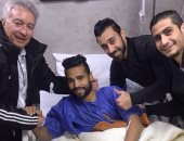 صور .. الزمالك يظهر فى زيارة لاعبى الطلائع لمعتمد محسن بالمستشفى