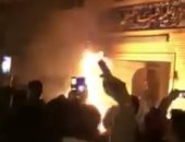 فيديو.. متظاهرون إيرانيون يقتلعون باب مبنى حاكم مدينة أراك بعد هروب الشرطة
