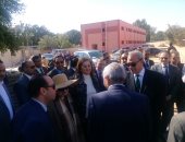 وزيرا التخطيط والصناعة يتفقدان مشروع المنتجات البدوية فى قنا