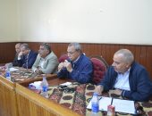 محافظ قنا: تطوير 19 منطقة عشوائية بمدن المحافظة