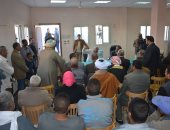 محافظ الوادى الجديد يوجه بحل مشاكل صرف الآبار بمركز باريس