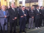 جثمان إبراهيم نافع يصل مسجد عمر مكرم لإداء صلاة الجنازة عليه (صور)