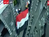 العاملون بأنفاق قناة السويس يرفعون علم مصر على ماكينة الحفر العملاقة