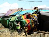 صور.. ارتفاع عدد ضحايا حادث تحطم قطار بجنوب أفريقيا لـ12 قتيلا و180 مصابا