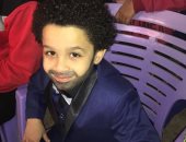 فيديو وصور.. طفل يسافر من القاهرة لقرية محمد صلاح لمتابعة حفل "كاف"