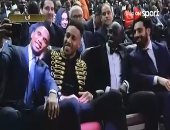 فيديو.. صامويل إيتو يطلب التقاط سيلفى مع محمد صلاح