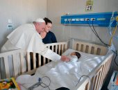 صور.. البابا فرانسيس يزور مستشفى الأطفال فى روما