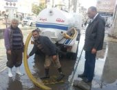 صور .. تطهير بالوعات وكسح مياه الأمطار  بمدينة دمياط