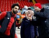 فيديو.. محمد صلاح يوقع للجماهير فى أول ظهور له بعد التتويج الأفريقى