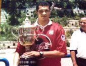 شاهد.. أحمد فوزى حارس الأهلى السابق يحمل كأس مصر 2001 