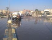 سيارات الكسح تسحب تجمعات مياه الأمطار  من شوارع مدينة الإسماعيلية
