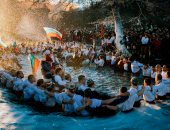 صور.. بلغاريون يحتفلون بـ"عيد الغطاس" بالرقص والغناء والسباحة ببلدة كالوفر