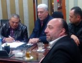 صور.. خالد عيد يوقع على عقود تولى المسئولية الفنية لبلدية المحلة