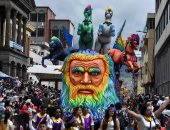 موكب عملاق وأقنعة وتماثيل غريبة فى مهرجان "السود والبيض" بكولومبيا