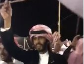فيديو.. عائلات الحمايل بقطر يرفعون أعلام دول الخليج ويتغنون بالملك سلمان