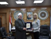 نائب رئيس جامعة الأزهر يستقبل عميدة كلية التربية بجامعة ويست كليف الأمريكية