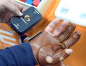 شركة كورية تكشف عن قفاز ذكى يساعد مرضى الشلل على تحريك يدهم 