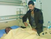 عمرو زكى ينشر صورة مع والده بعد إصابته بذبحة صدرية.. ويعلق: الحامى هو الله