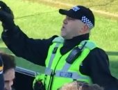 فيديو.. ضابط شرطة يتحول إلى مشجع فى كأس الاتحاد الإنجليزى 