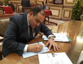 رئيس "صناعه البرلمان" يوقع استمارة تزكية السيسي لفترة رئاسة ثانية 