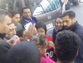 صور.. الجماهير تحتشد حول بعثة الأهلى بمطار القاهرة قبل السفر لأبو ظبى 