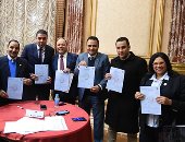 مجلس النواب يزكى السيسي مرشحا للرئاسة.. 367 نائبا يوقعون فى أقل من 180 دقيقة والدستور يشترط 20 فقط.. وكيل البرلمان: سنرسل النماذج للهيئة الوطنية للانتخابات فور الانتهاء منها.. والأغلبية: "اللى زرع لازم يحصد"