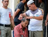 الشرطة الإندونسية تحلق رؤوس المساجين فى مقاطعة باندا تشيه