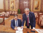 وكيل محلية البرلمان يوقع على تزكية السيسى لفترة ثانية