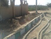 صور.. أضبط مخالفة.. كابلات كهرباء ملقاة فى شوارع قرية بالداخلة