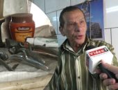 فيديو.. أقدم حلاق فى مصر: حلقت للإنجليز وشكرى سرحان.. والمهنة باظت بعد مابقت بالكهربا