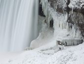 "قنبلة طقس" تجمد شلالات نياجرا بين الولايات المتحدة وكندا (صور)