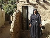 صور.. مأساة سيدة بسوهاج تعيش فى غرفة مظلمة بدون مياه بجوار المدافن