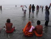 صور.. الهندوس يستحمون فى نهر "الغانج" بالهند للتخلص من خطاياهم