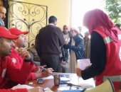 الهلال الأحمر يوزع مساعدات غذائية على أهالى الشيخ زويد "صور"