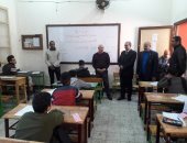 صور.. محافظ بورسعيد يتفقد لجان امتحانات الشهادة الإعدادية 