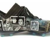 مصممة أزياء تهدى ميسى حذاءً مرسوما عليه قصة حياة اللاعب العالمى.. صور 