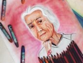 قارئة تبدع فى رسم اللوحات الفنية بأقلام الرصاص والفحم وألوان الخشب