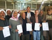 صور.. توافد كبار السن على الشهر العقارى ببلبيس لتوثيق توكيلات للرئيس السيسى