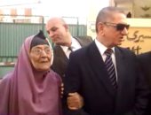 محافظ كفر الشيخ يصرف مساعدة عاجلة لسيدة مسنة استوقفته أمام مدرسة