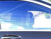 جنيفر لوبيز "مابتضيعش وقت".. بتعمل "ماسك" لبشرتها فى الطريق للتصوير