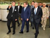 السيسي يداعب وزير قطاع الأعمال: لو طلبت فلوس عمرو الجارحى هيطلع لك جيوبه (صور)