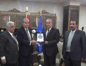 محافظ السويس يهدى وزير التموين درع المحافظة