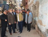 محافظ سوهاج يتفقد المنزل الآيل للسقوط وينقل الأسر المتضررة ويمنحهم 3 شقق