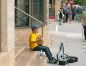 "قبل الشهرة".. شاهد.. جاستين بيبر يغنى للمارة فى كندا عام 2007