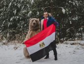صور.. المصرى و"الدب الروسى".. صداقة خاصة بين شاب مصرى وأشهر دبة فى روسيا قبل المونديال.. جلسة تصوير تجمعهما مع علم مصر.. حسام: تعلمت منها معنى الوفاء.. وأتمنى مزيدا من الاهتمام بالحيوانات فى بلدى
