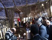 صور.. وزيرا النقل والتضامن يتفقدان معرض المنتجات البيئية والحرفية بالخارجة