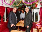 صور.. محافظ الإسكندرية يتفقد عربة الترام السياحى بعد إعادة تأهيلها