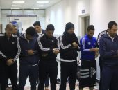 لاعبى الإسماعيلى يؤدون صلاة العشاء قبل مواجهة المقاولون